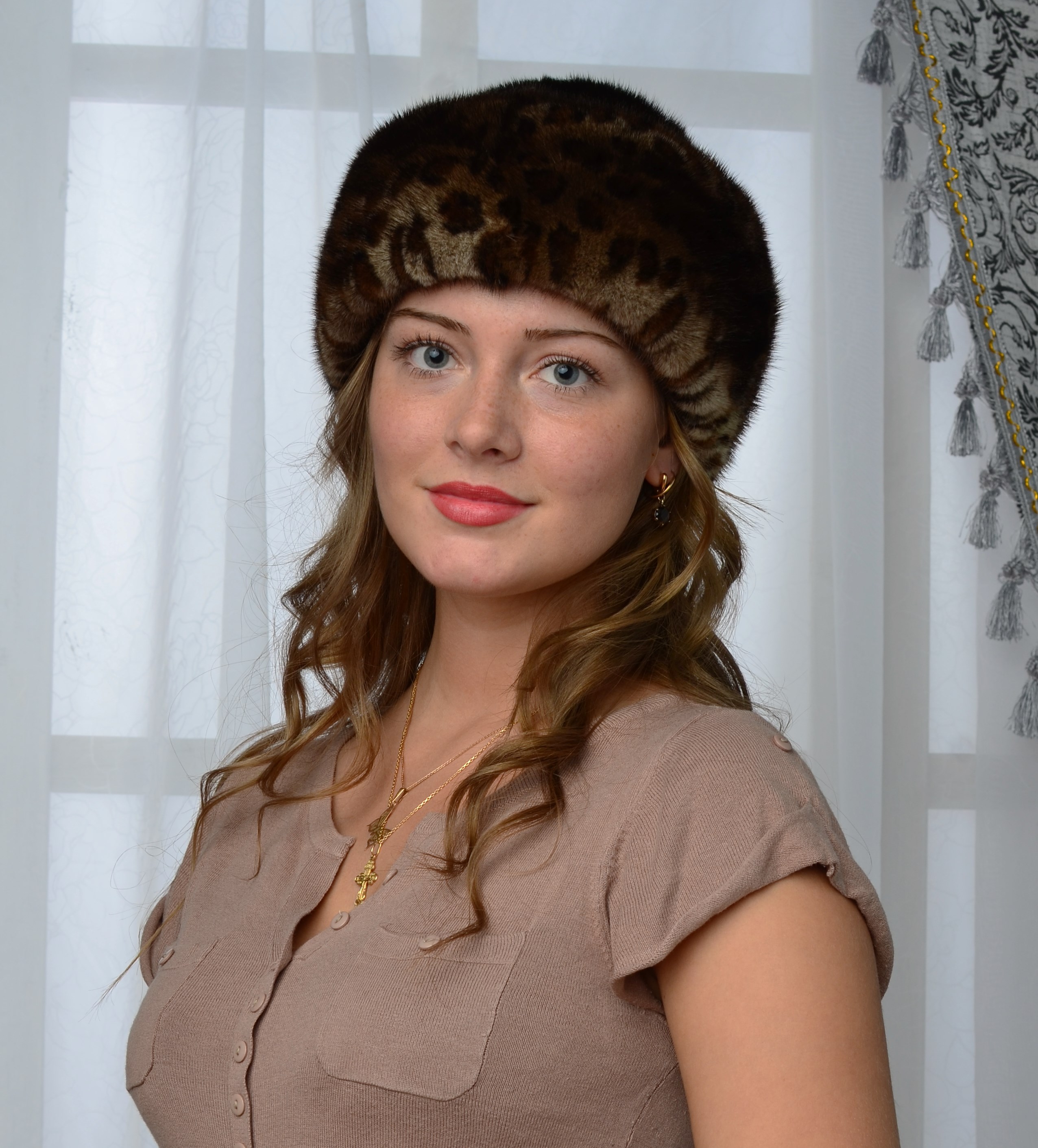 Женские и мужские головные уборы из меха и кожи